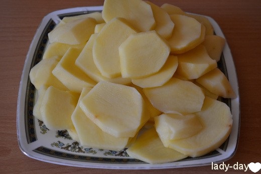 картопля нарізана кружечками