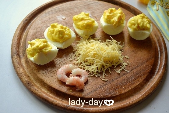 Фаршировані яйця з креветками та ананасами, рецепт