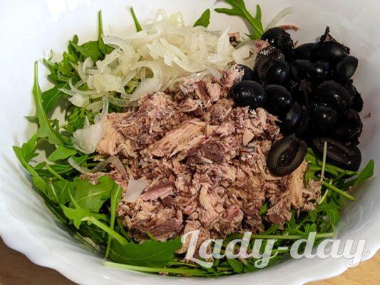 Смачний салат з рукколою та тунцем, рецепт з покроковими фото